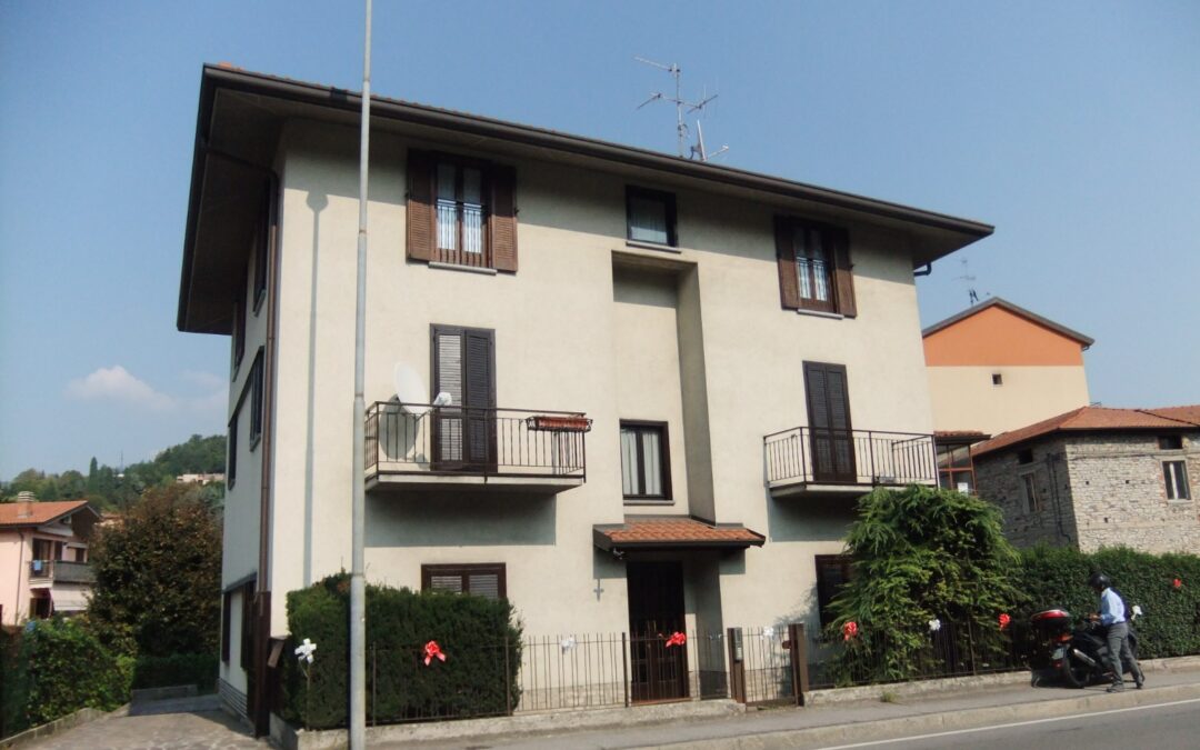PONTERANICA (Bg) Casa – stabile -5 appartamenti + due box +600 mq area verde !! 229.000 Euro AFFARONE !!!